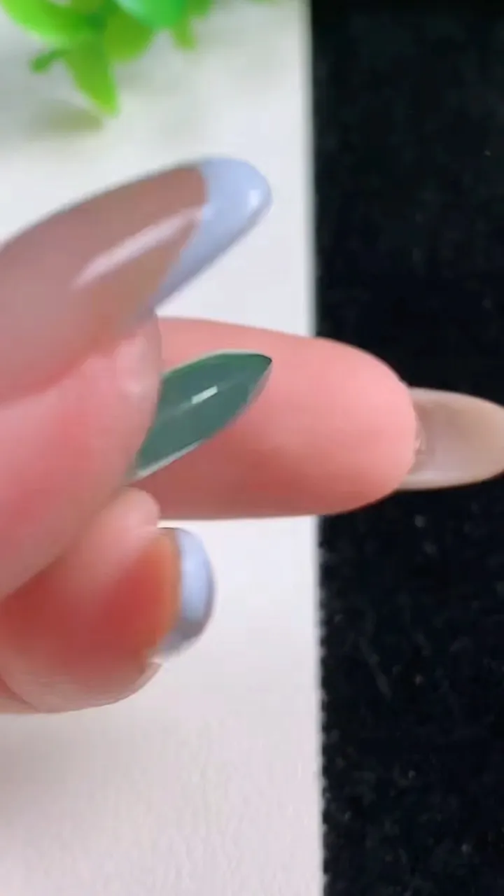 天然A货翡翠平安扣吊坠，尺寸23.6-5，重量:5.63g
11月7日