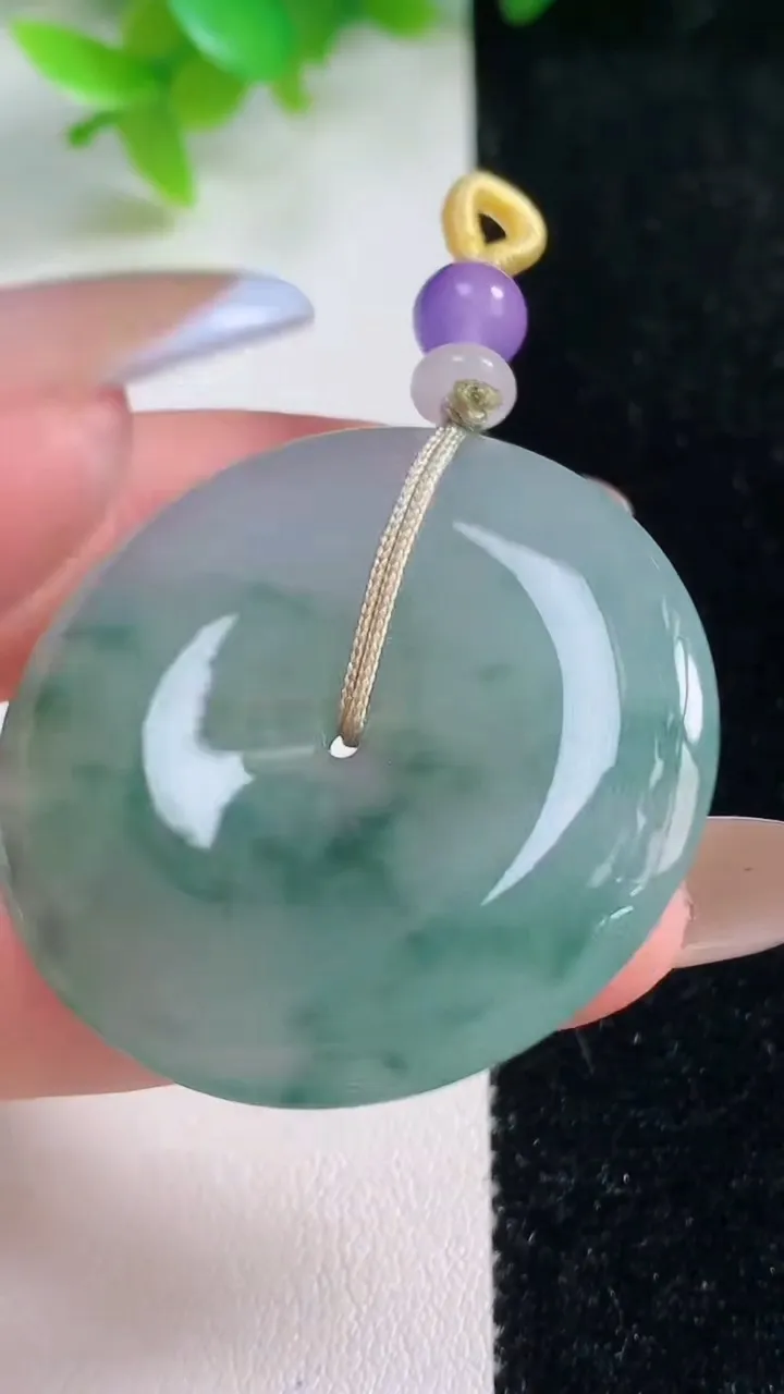 天然A货翡翠冰种飘花平安扣吊坠，尺寸37.4-5.3，重量:16.40g
11月7日