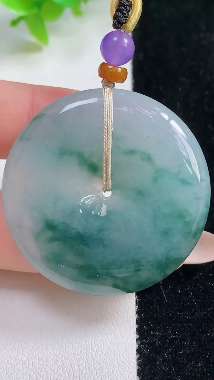 天然A货翡翠冰种飘花平安扣吊坠，尺寸39.7-6.2，重量:21.93g
11月7日