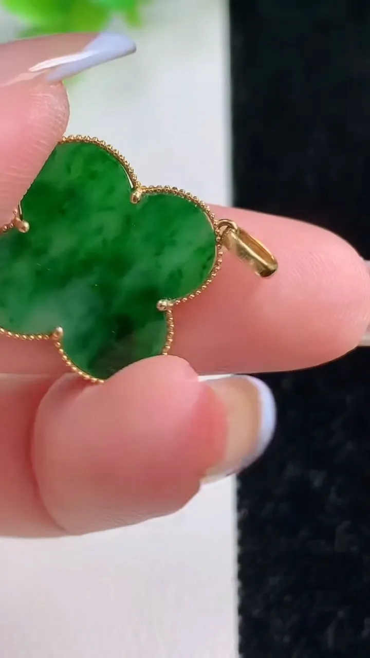 天然A货翡翠四叶草吊坠，尺寸21.2-17.3-1.1，重量:1.57g
11月7日