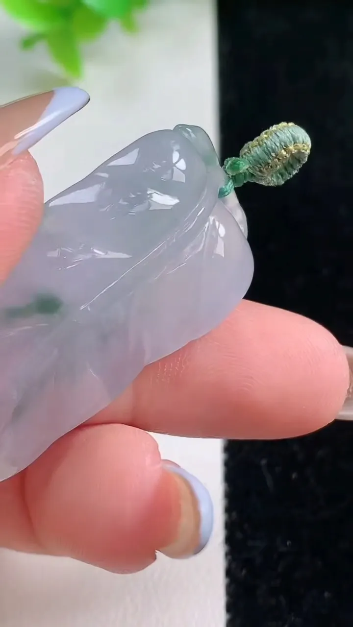 天然A货翡翠冰种飘花金枝玉叶 叶子吊坠，尺寸40-19-7.9，重量:10.60g
11月7日