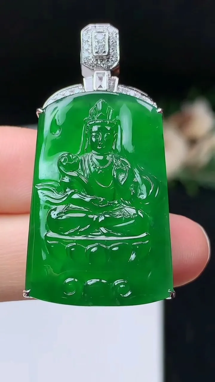 天然A货翡翠观音菩萨吊坠，尺寸30.9-20.4-8.6，重量:9.20g
11月7日