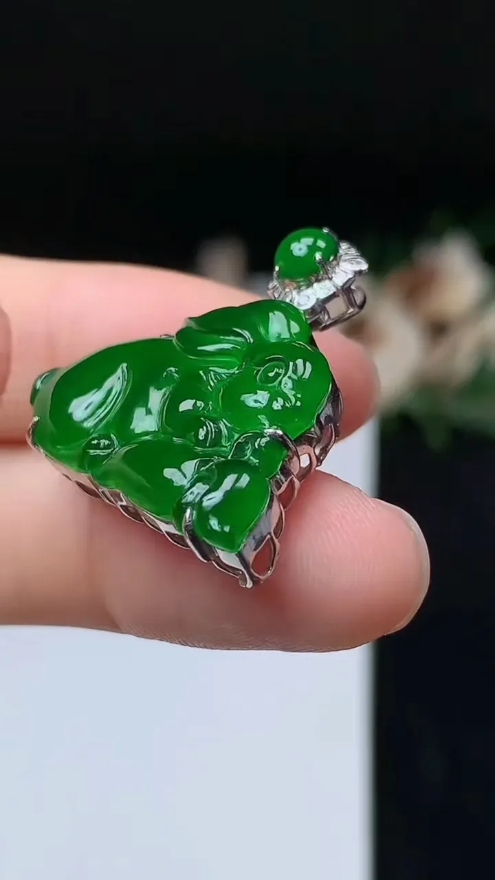 天然A货翡翠生肖兔吊坠，尺寸18-26.4-7.2，重量:4.38g
11月7日