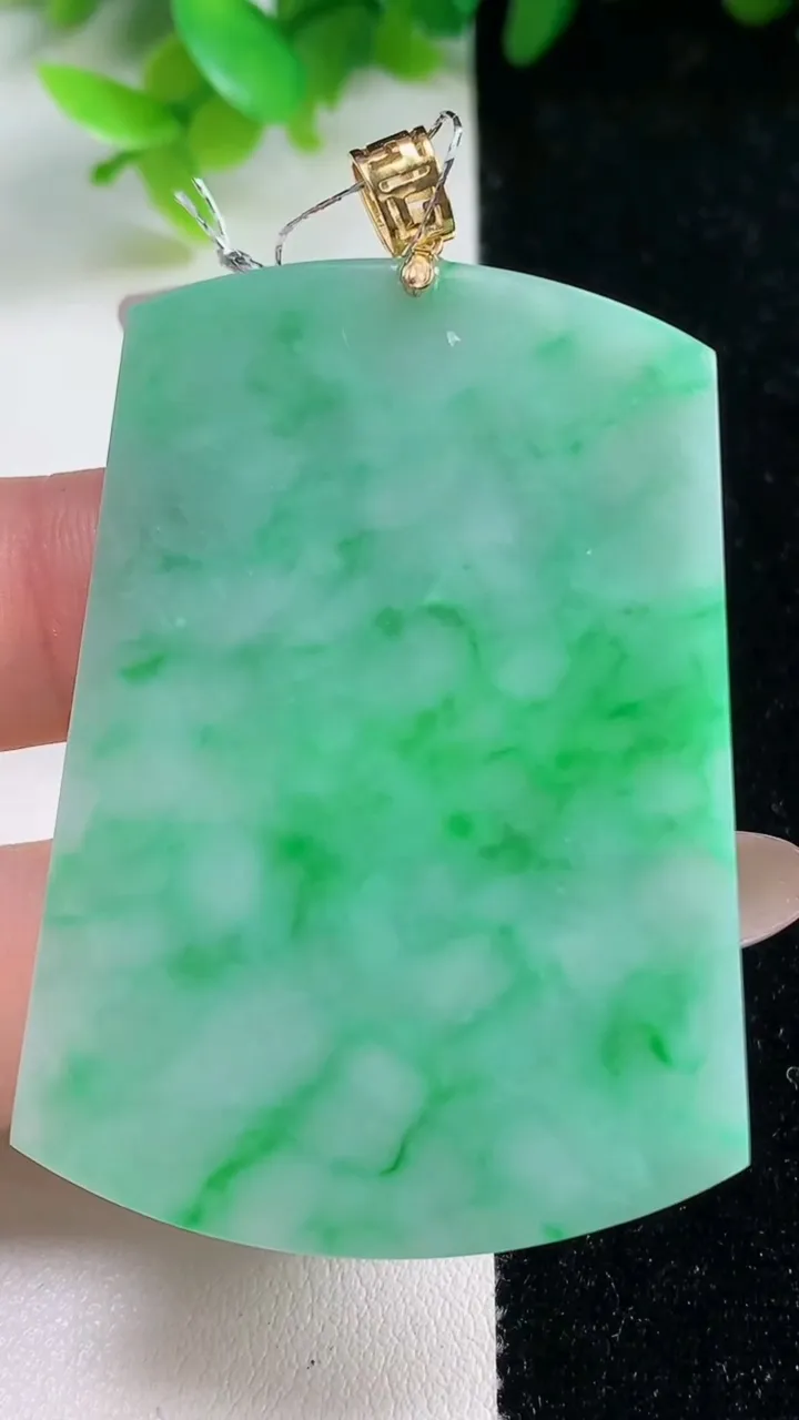 天然A货翡翠无事牌吊坠，尺寸53.2-38.4-5.2，重量:17.02g
11月7日