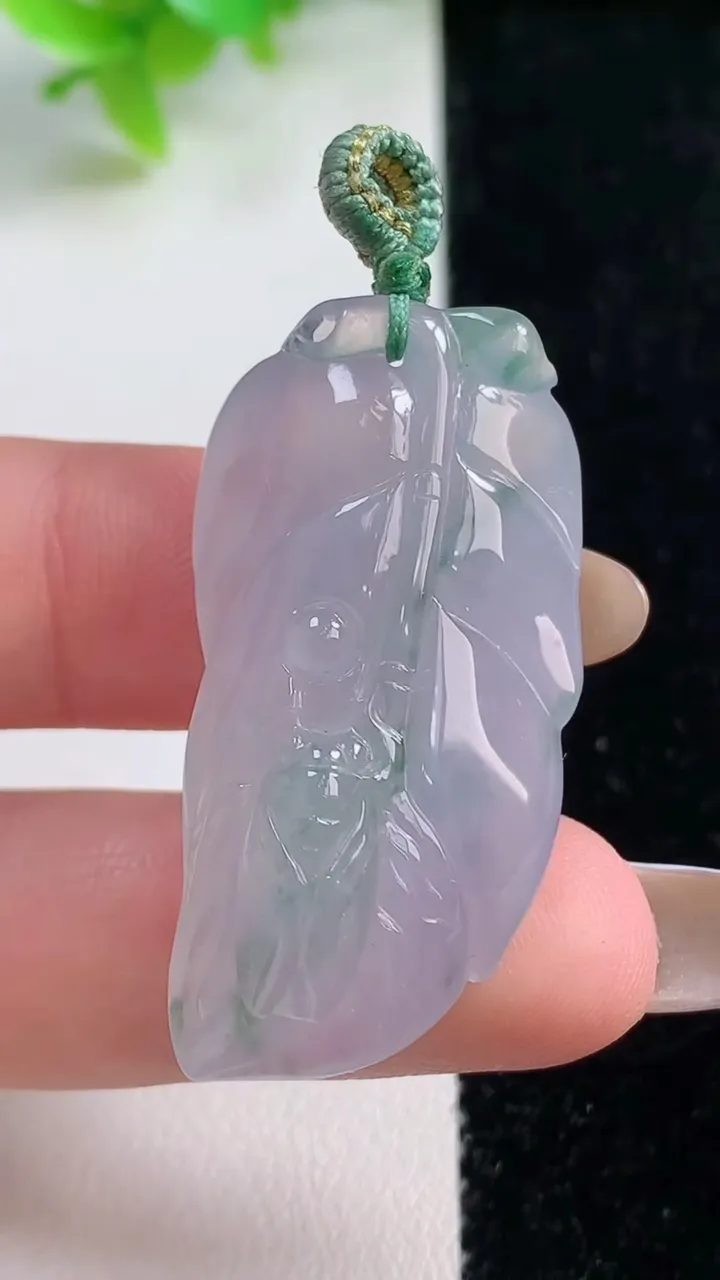 天然A货翡翠冰种飘花金枝玉叶 叶子吊坠，尺寸40-19-7.9，重量:10.60g
11月7日