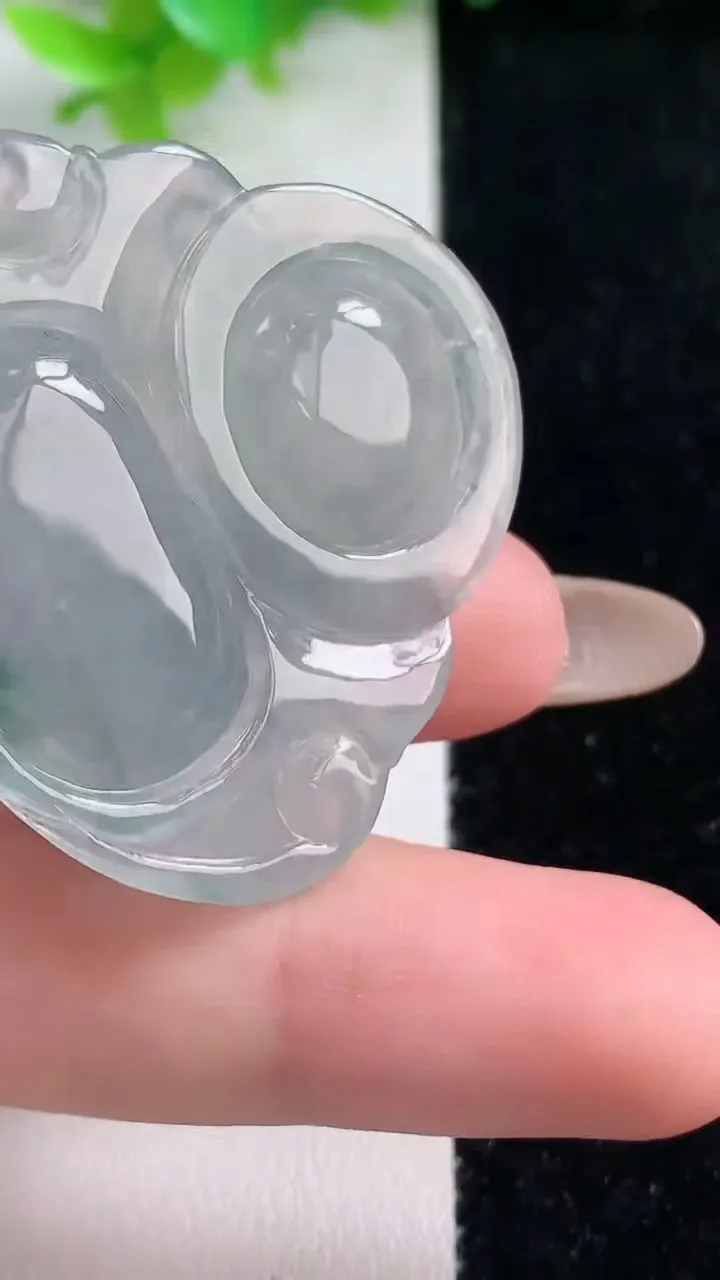 天然A货翡翠冰种飘花佛公吊坠，尺寸376-40-6.4，重量:14.17g
11月7日