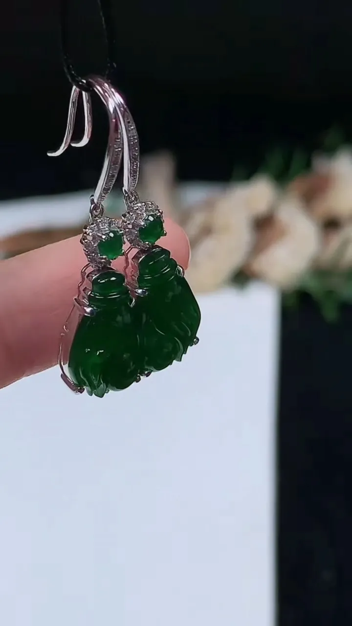 天然A货翡翠掌上明珠耳坠，尺寸13.8-7.8-4.5，重量:3.18g11月7日
工厂直销收藏佳品,种好水足，色泽均匀，有种有色，上手高大气！