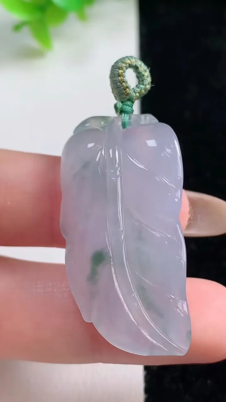 天然A货翡翠冰种飘花金枝玉叶 叶子吊坠，尺寸40-19-7.9，重量:10.60g
11月7日