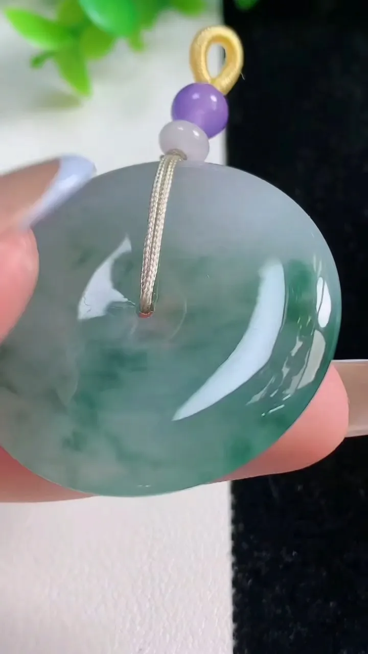 天然A货翡翠冰种飘花平安扣吊坠，尺寸37.4-5.3，重量:16.40g
11月7日