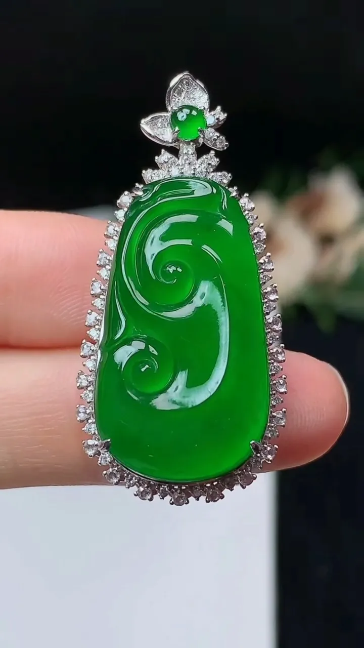天然A货翡翠如意吊坠，尺寸40-18.9-9.3，裸石27.4-15.2，重量:6.17g
11月7日