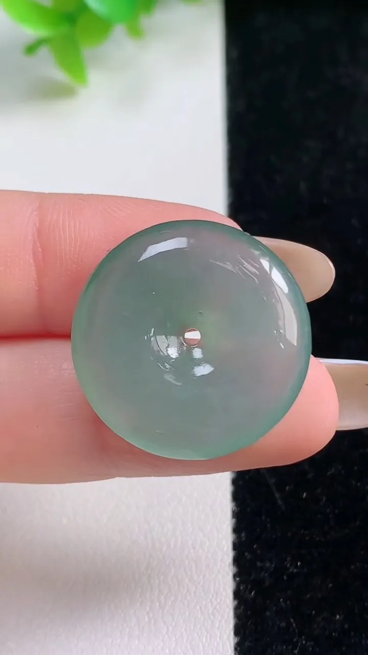 天然A货翡翠平安扣吊坠，尺寸23.6-5，重量:5.63g
11月7日