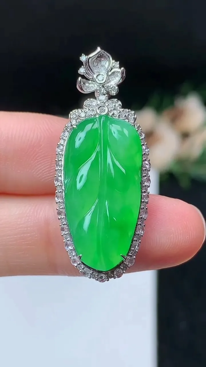 天然A货翡翠金枝玉叶 叶子吊坠，尺寸36.3-14.8-7.8，裸石23.4-11.6，重量:4.3