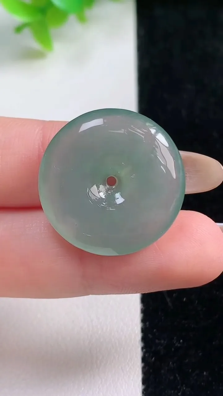 天然A货翡翠平安扣吊坠，尺寸23.6-5，重量:5.63g
11月7日