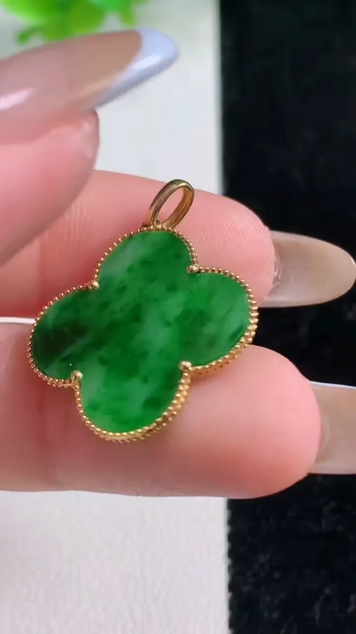 天然A货翡翠四叶草吊坠，尺寸21.2-17.3-1.1，重量:1.57g
11月7日