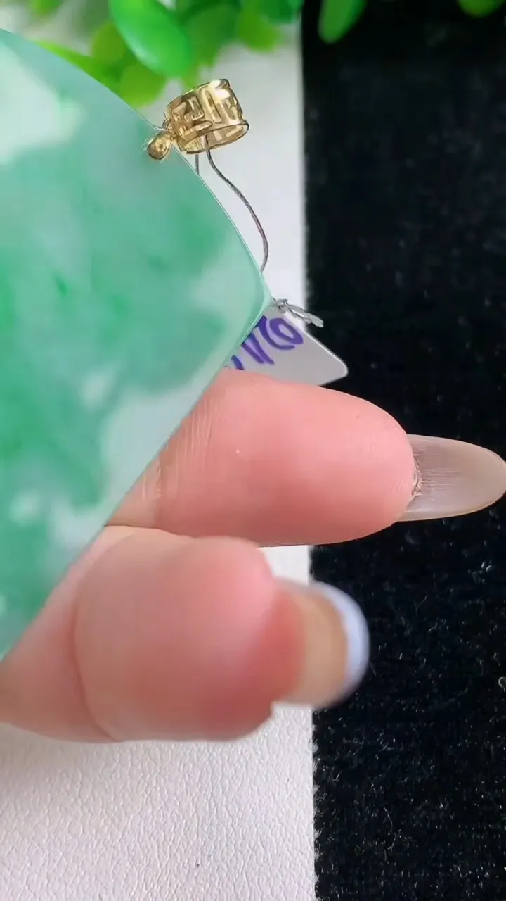 天然A货翡翠无事牌吊坠，尺寸53.2-38.4-5.2，重量:17.02g
11月7日