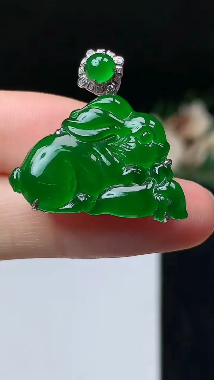 天然A货翡翠生肖兔吊坠，尺寸18-26.4-7.2，重量:4.38g
11月7日