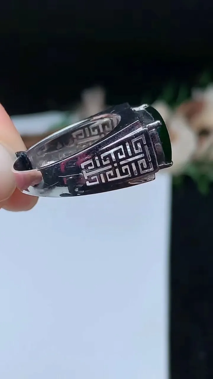 天然A货翡翠马鞍戒指，尺寸19-15.9-7.2，重量:4.54g2025年11月7日
工厂直销收藏佳品,种好水足，色泽均匀，有种有色，上手高大气！