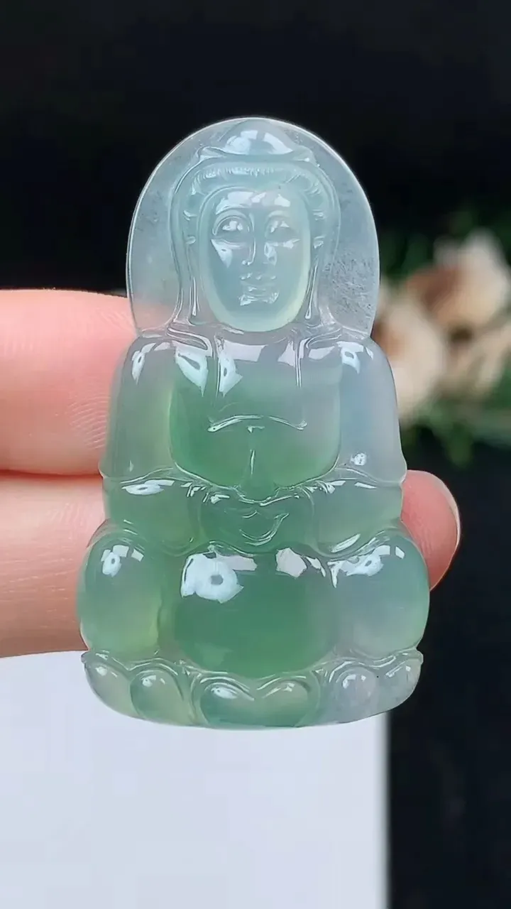 天然A货翡翠观音菩萨吊坠，尺寸43.4-24.7-4.5，重量:8.79g
11月7日