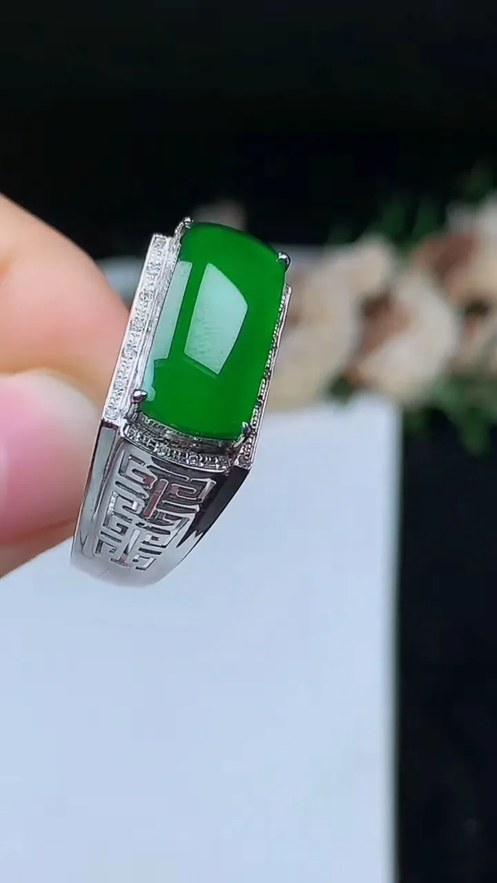 天然A货翡翠马鞍戒指，尺寸19-15.9-7.2，重量:4.54g2025年11月7日
工厂直销收藏佳品,种好水足，色泽均匀，有种有色，上手高大气！