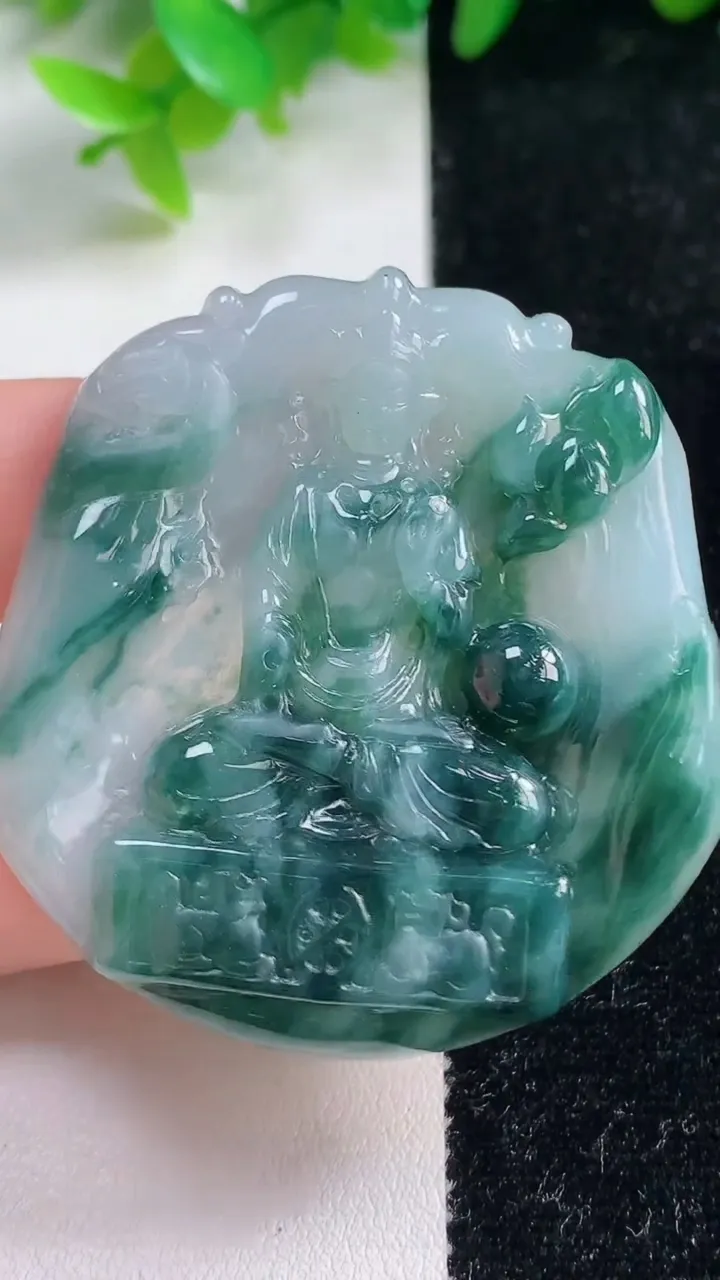 天然A货翡翠冰种飘花观音菩萨吊坠，尺寸50-47-6.2，重量:25.69g
11月7日