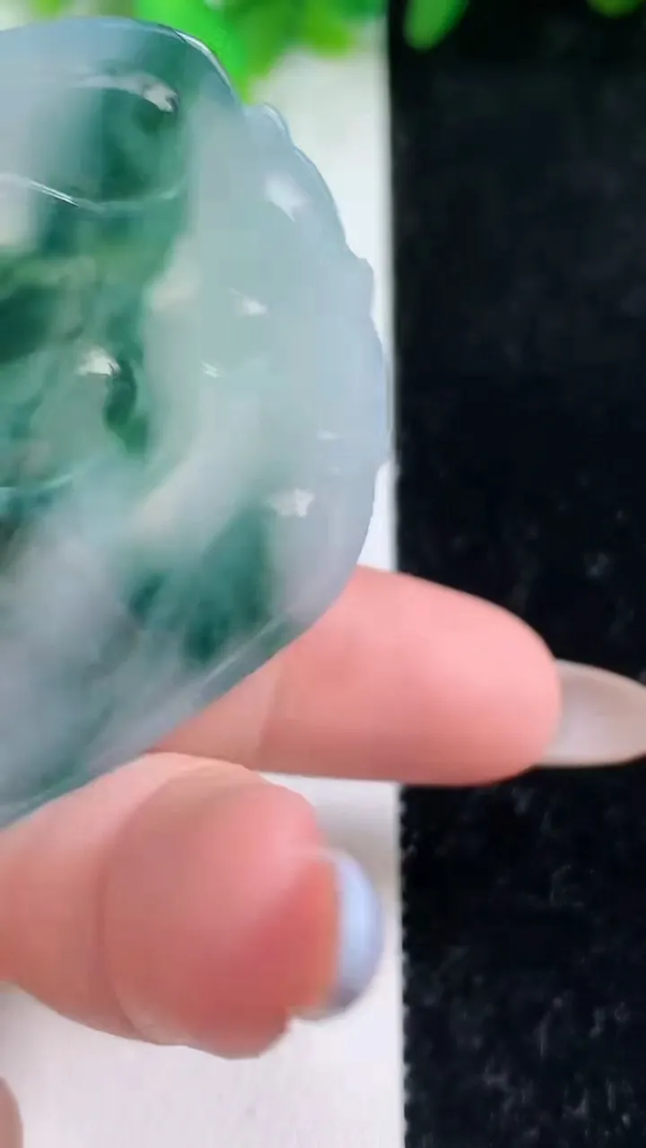 天然A货翡翠冰种飘花观音菩萨吊坠，尺寸50-47-6.2，重量:25.69g
11月7日