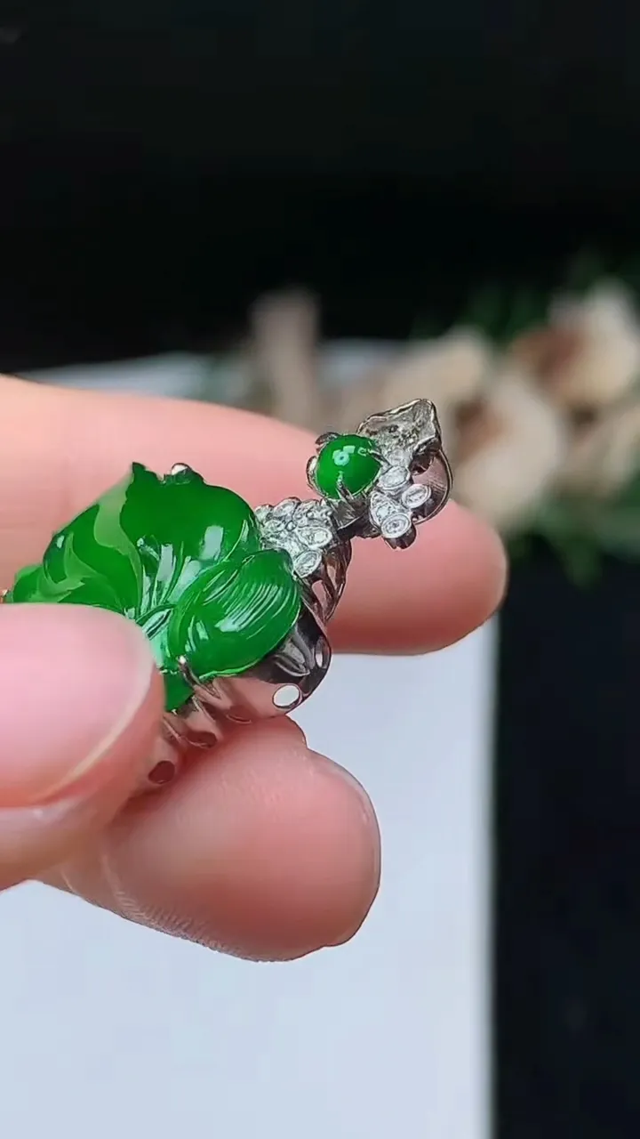 天然A货翡翠花仙子吊坠，尺寸16.4-18.5-6.6，重量:4.47g
11月7日