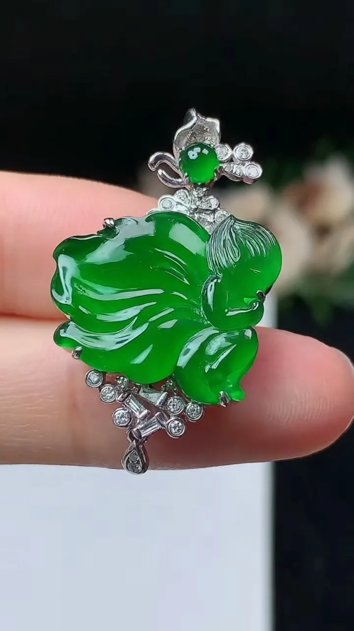 天然A货翡翠花仙子吊坠，尺寸16.4-18.5-6.6，重量:4.47g
11月7日