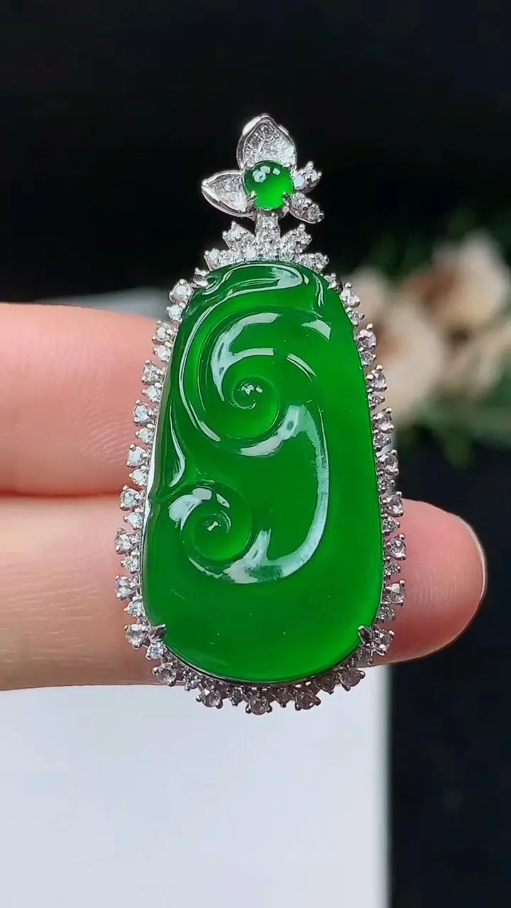 天然A货翡翠如意吊坠，尺寸40-18.9-9.3，裸石27.4-15.2，重量:6.17g
11月7