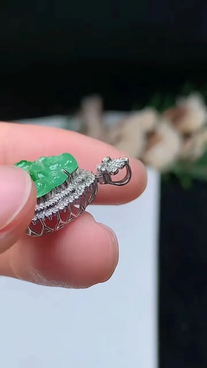 天然A货翡翠佛公吊坠，尺寸22.9-20.6-7.8，裸石11.3-16.4，重量:3.37g
11月7日，重量:3.37g