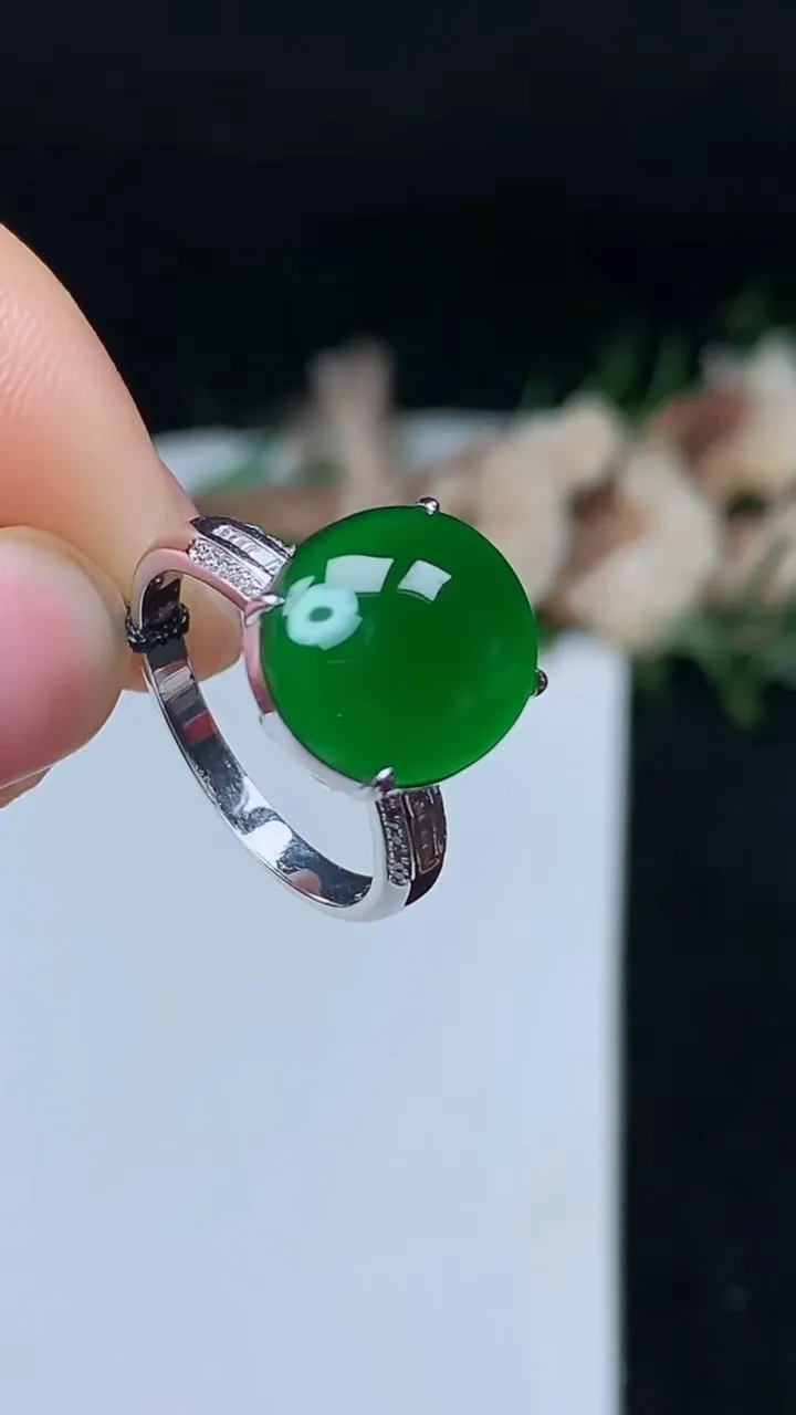 天然A货翡翠蛋面戒指，尺寸17.2-12.5-11.4，重量:3.82g2025年11月7日
工厂直