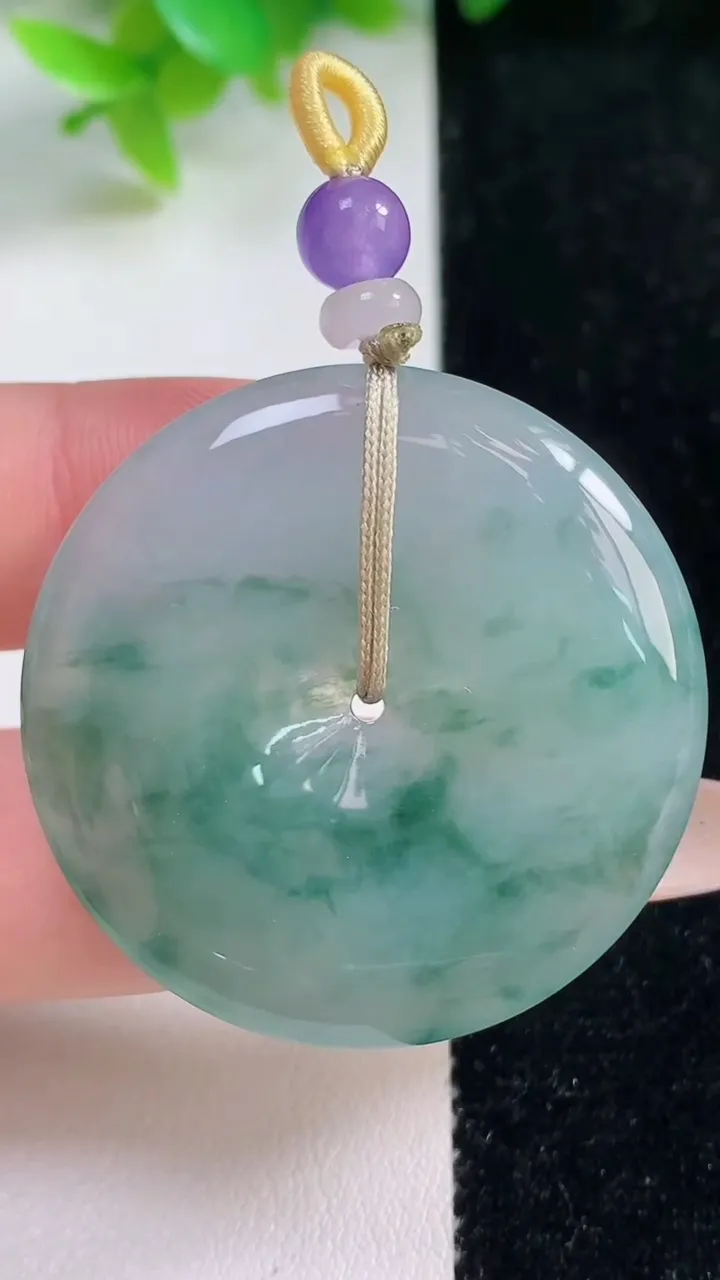 天然A货翡翠冰种飘花平安扣吊坠，尺寸37.4-5.3，重量:16.40g
11月7日