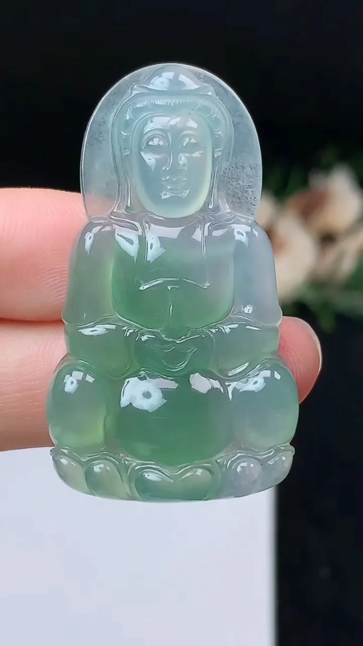 天然A货翡翠观音菩萨吊坠，尺寸43.4-24.7-4.5，重量:8.79g
11月7日