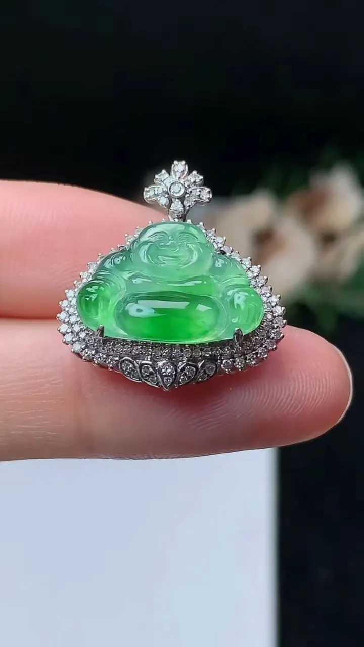 天然A货翡翠佛公吊坠，尺寸22.9-20.6-7.8，裸石11.3-16.4，重量:3.37g
11月7日，重量:3.37g