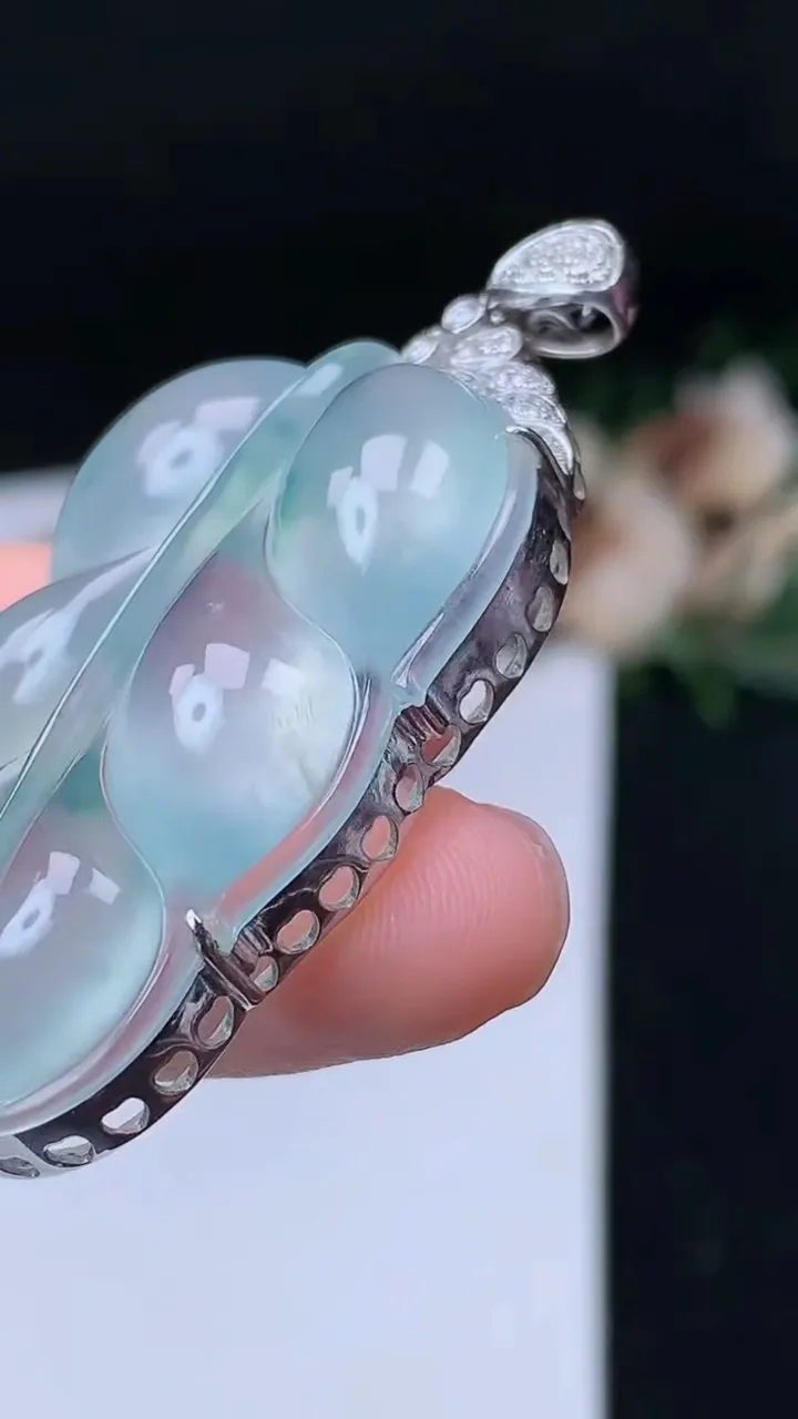 天然A货翡翠飘花金枝玉叶 叶子吊坠，尺寸40.9-25.2-12，重量:17.00g
11月7日