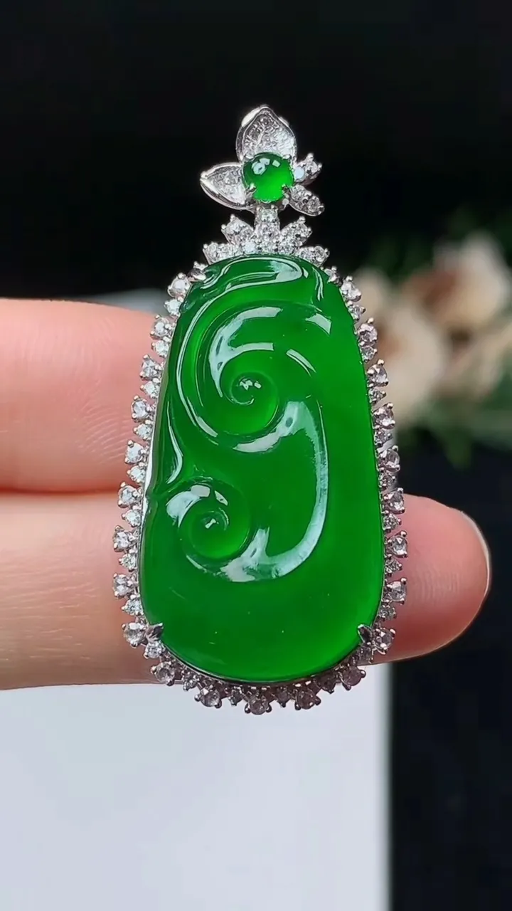 天然A货翡翠如意吊坠，尺寸40-18.9-9.3，裸石27.4-15.2，重量:6.17g
11月7日