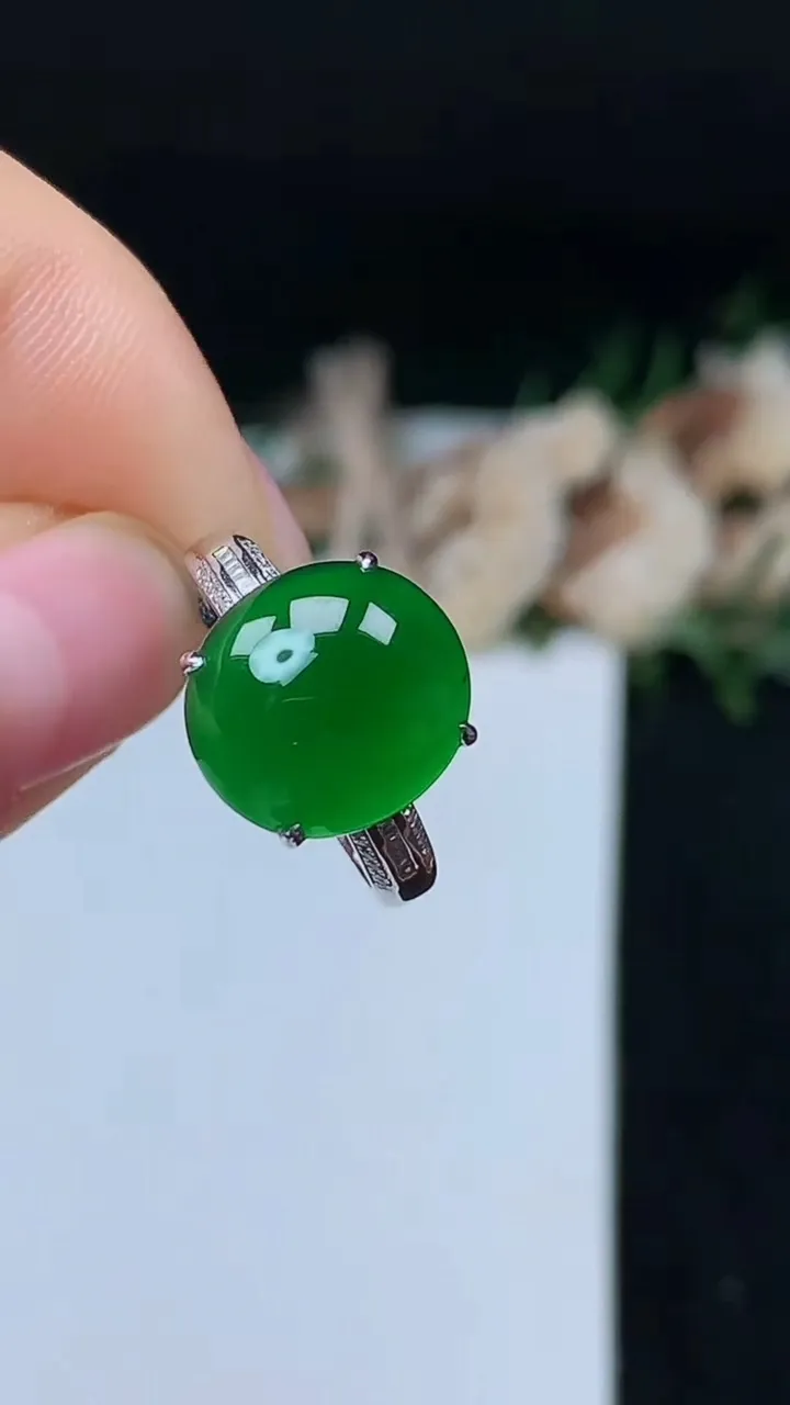 天然A货翡翠蛋面戒指，尺寸17.2-12.5-11.4，重量:3.82g2025年11月7日
工厂直销收藏佳品,种好水足，色泽均匀，有种有色，上手高大气！