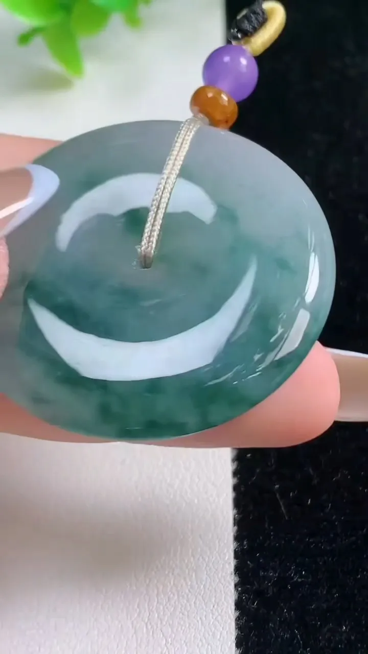 天然A货翡翠冰种飘花平安扣吊坠，尺寸39.7-6.2，重量:21.93g
11月7日