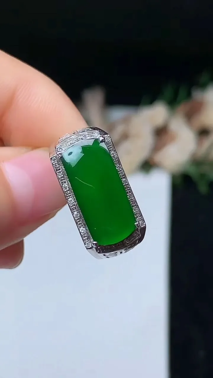 天然A货翡翠马鞍戒指，尺寸19-15.9-7.2，重量:4.54g2025年11月7日
工厂直销收藏佳品,种好水足，色泽均匀，有种有色，上手高大气！