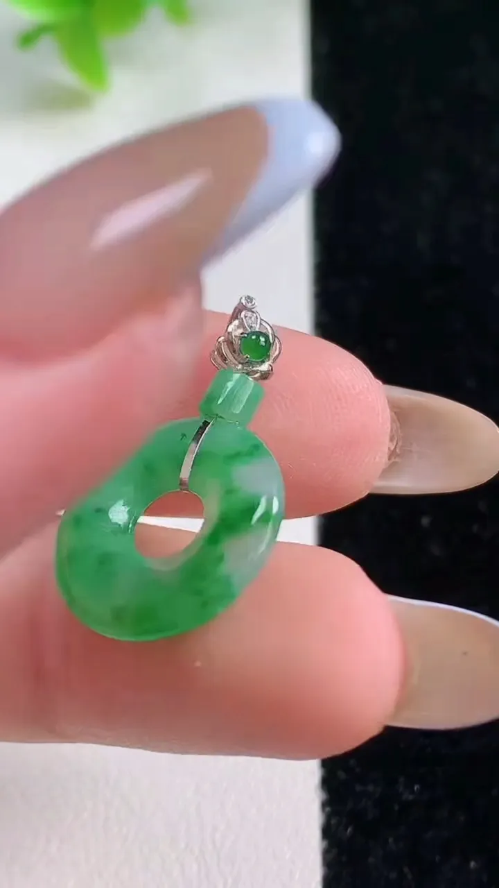 天然A货翡翠平安环吊坠，尺寸15.9-2.5，重量:1.42g
11月7日