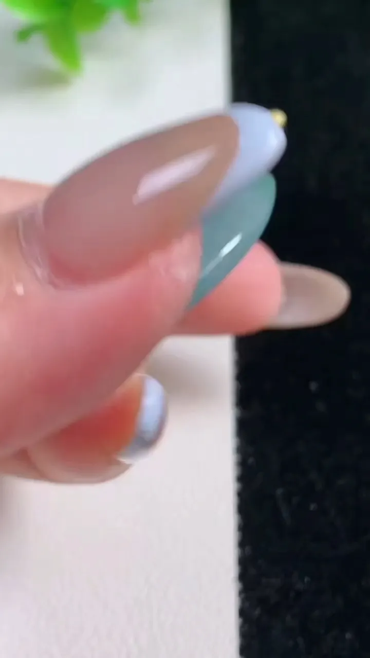 天然A货翡翠冰种飘花平安扣吊坠，尺寸39.7-6.2，重量:21.93g
11月7日