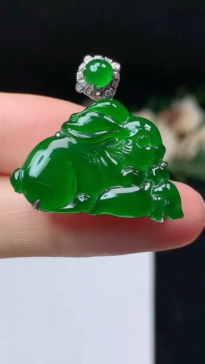 天然A货翡翠生肖兔吊坠，尺寸18-26.4-7.2，重量:4.38g
11月7日
