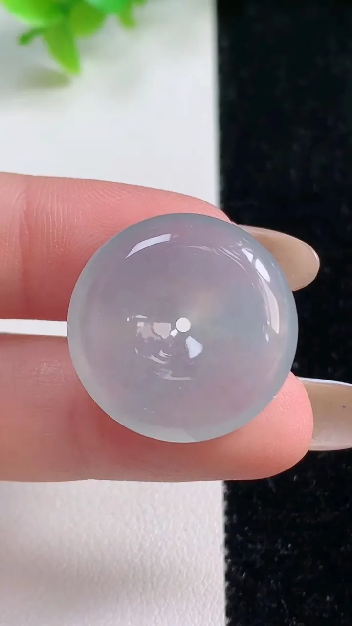 天然A货翡翠平安扣吊坠，尺寸22.8-2.6，重量:5.96g
11月7日