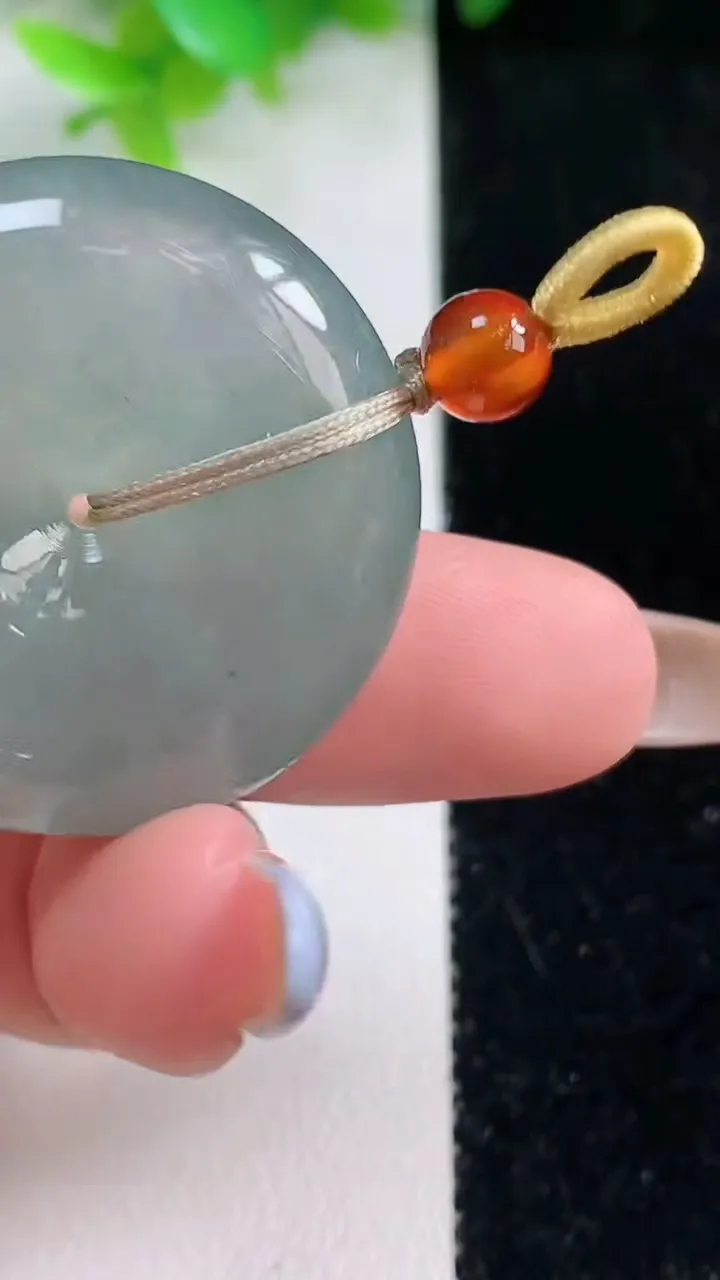 天然A货翡翠平安扣吊坠，尺寸32.3-7.9，重量:17.58g
11月7日