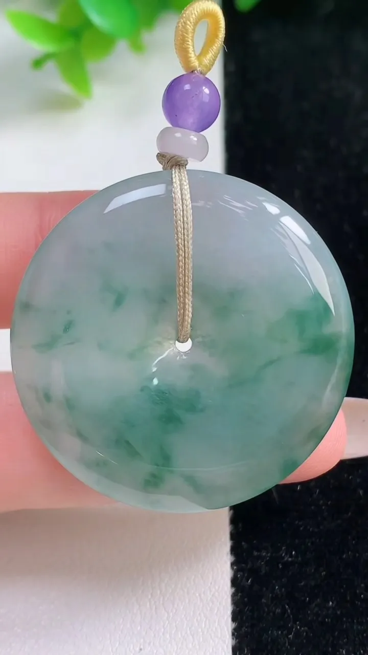 天然A货翡翠冰种飘花平安扣吊坠，尺寸37.4-5.3，重量:16.40g
11月7日