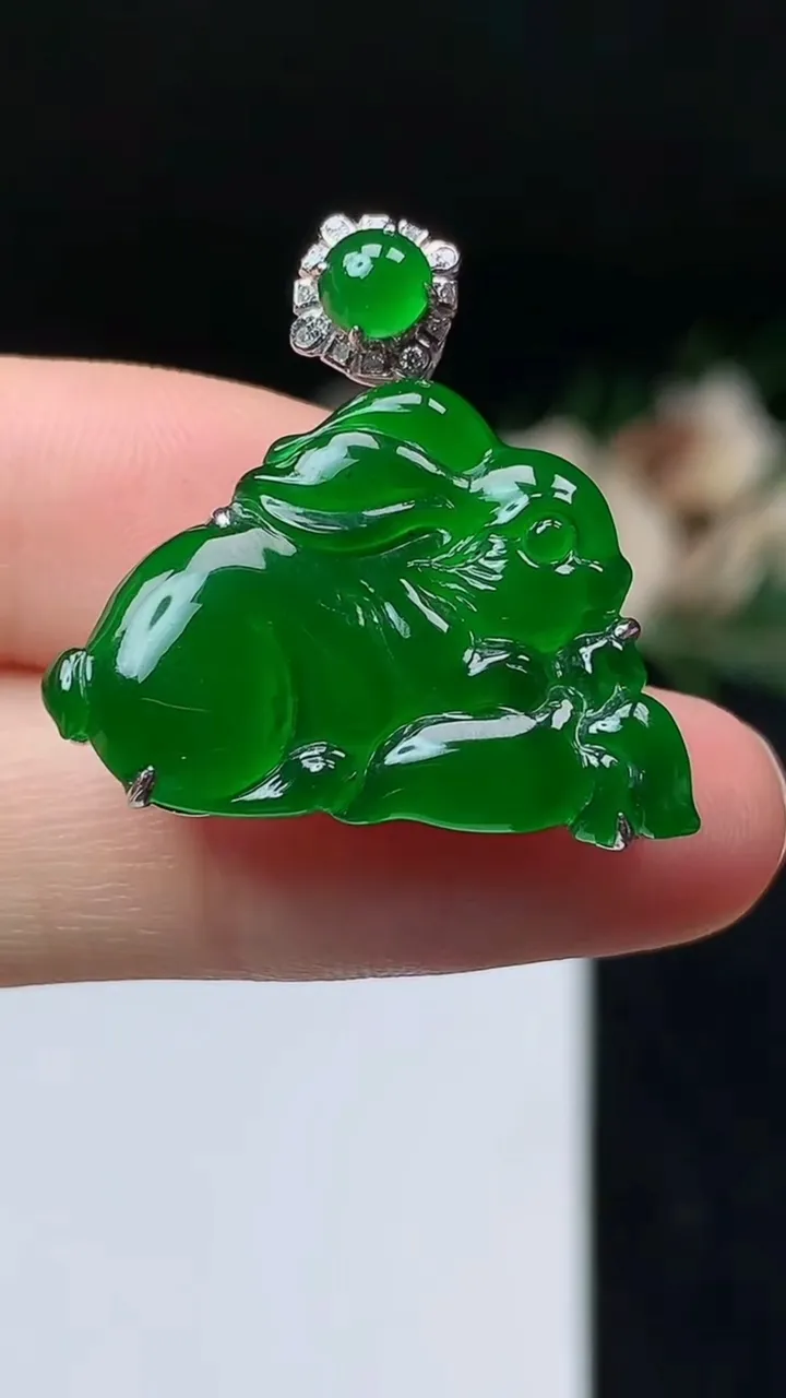 天然A货翡翠生肖兔吊坠，尺寸18-26.4-7.2，重量:4.38g
11月7日