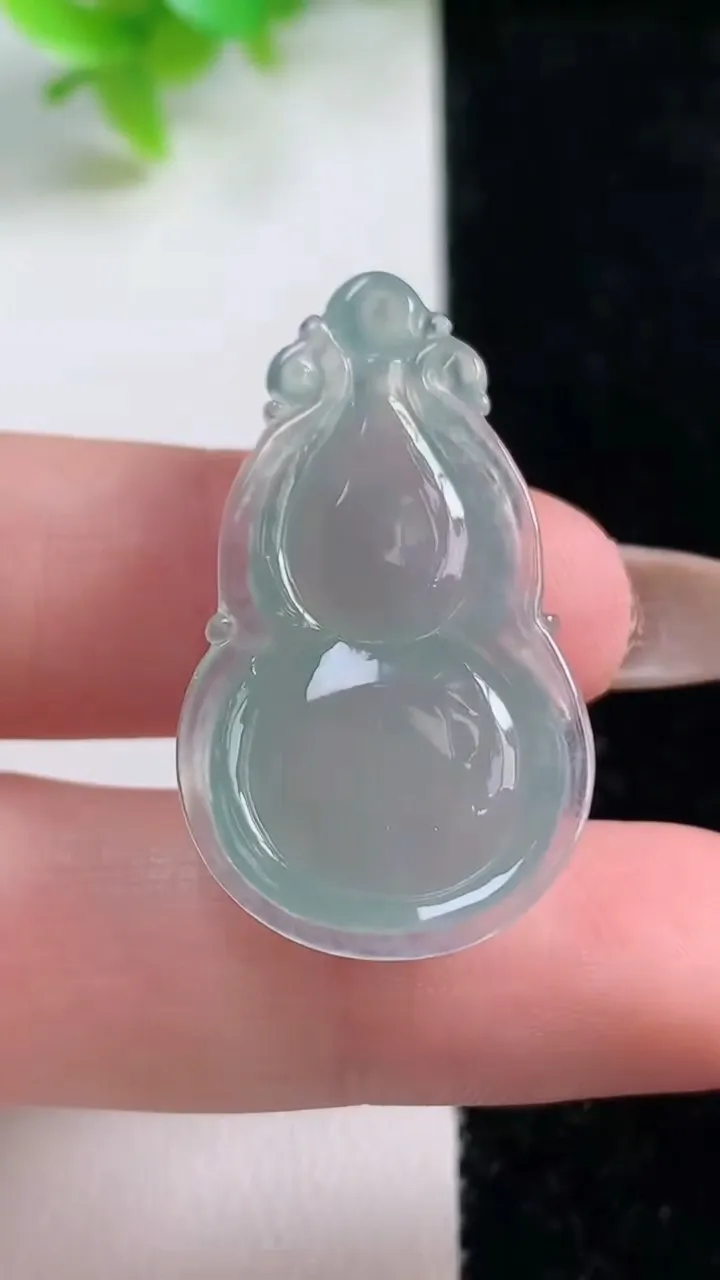 天然A货翡翠葫芦吊坠，尺寸34-19.5-6.7，重量:5.54g
11月7日