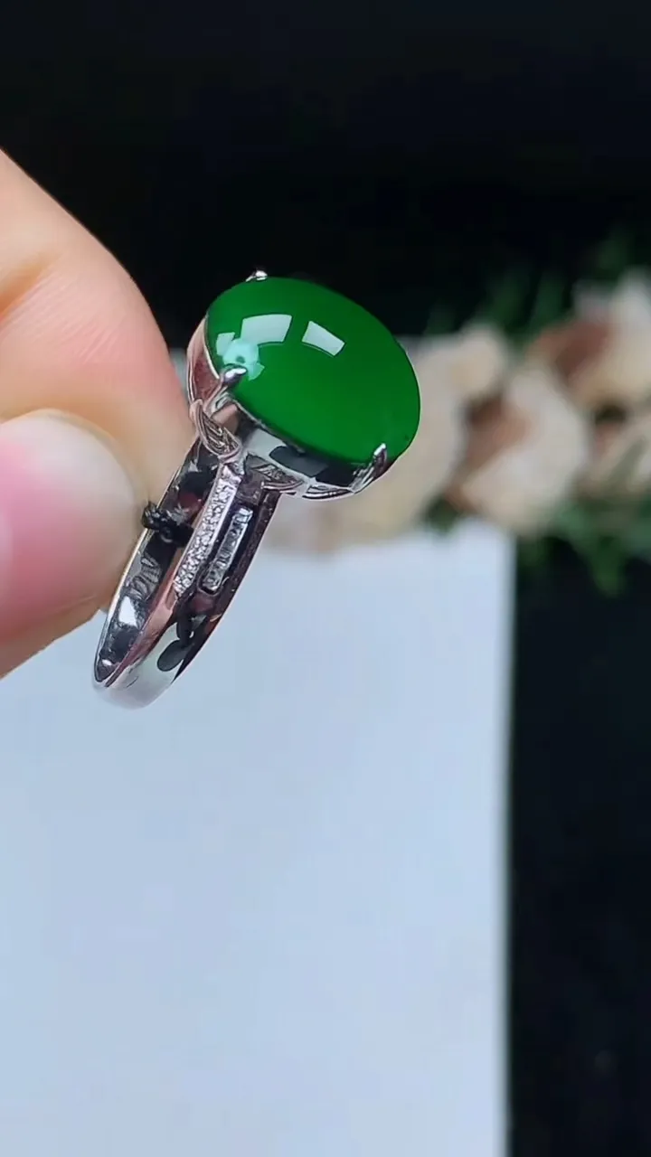 天然A货翡翠蛋面戒指，尺寸17.2-12.5-11.4，重量:3.82g2025年11月7日
工厂直销收藏佳品,种好水足，色泽均匀，有种有色，上手高大气！