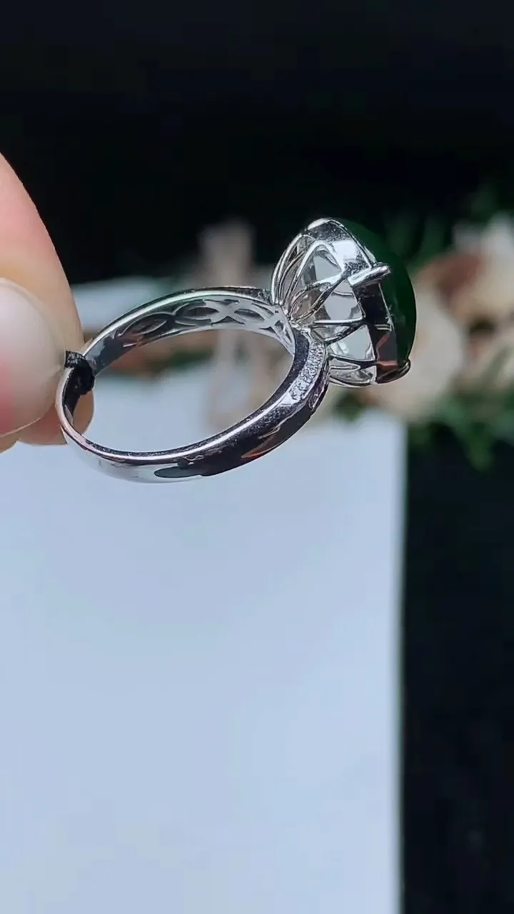 天然A货翡翠蛋面戒指，尺寸17.2-12.5-11.4，重量:3.82g2025年11月7日
工厂直销收藏佳品,种好水足，色泽均匀，有种有色，上手高大气！