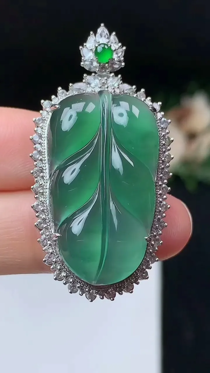 天然A货翡翠金枝玉叶 叶子吊坠，尺寸42.8-22-9，裸石29-16.8，重量:7.56g
11月