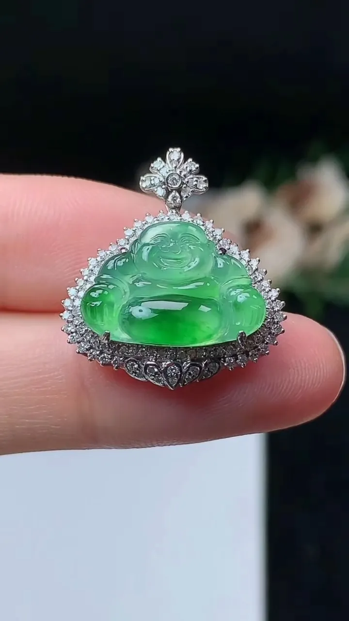 天然A货翡翠佛公吊坠，尺寸22.9-20.6-7.8，裸石11.3-16.4，重量:3.37g
11月7日，重量:3.37g